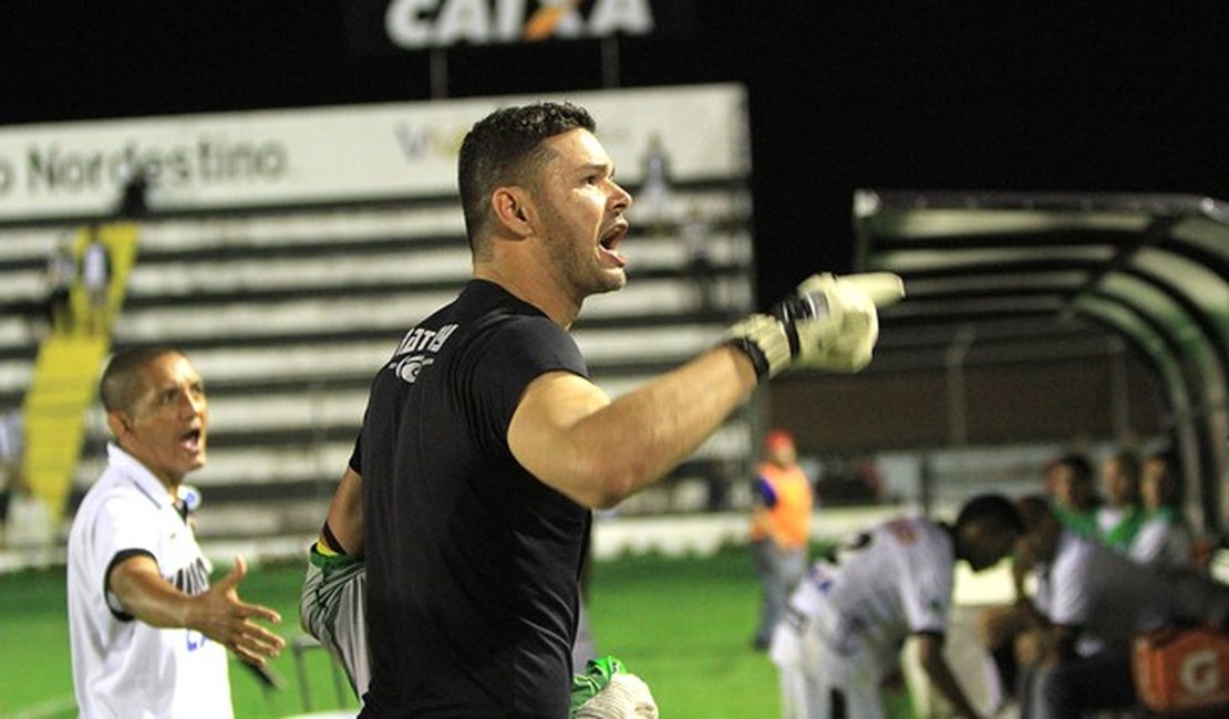 Gilson discute com torcedores do ASA no gramado após derrota