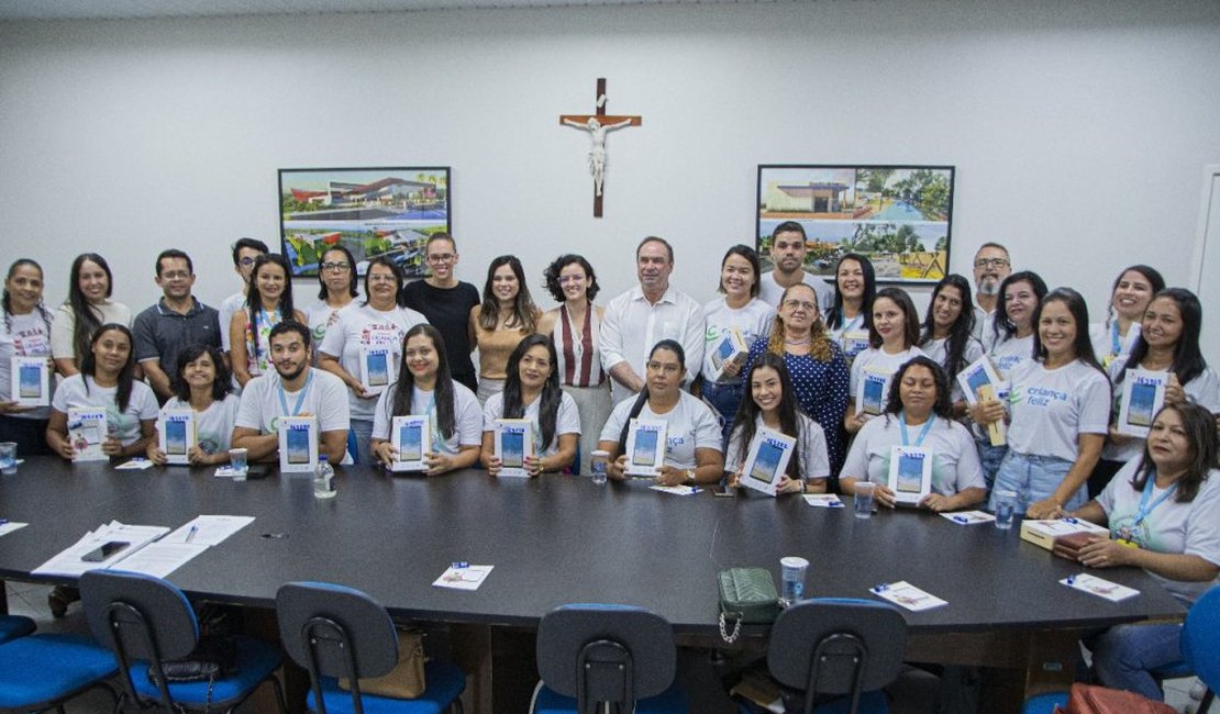 Prefeito Luciano Barbosa entrega 30 novos tablets aos visitadores do programa Criança Feliz