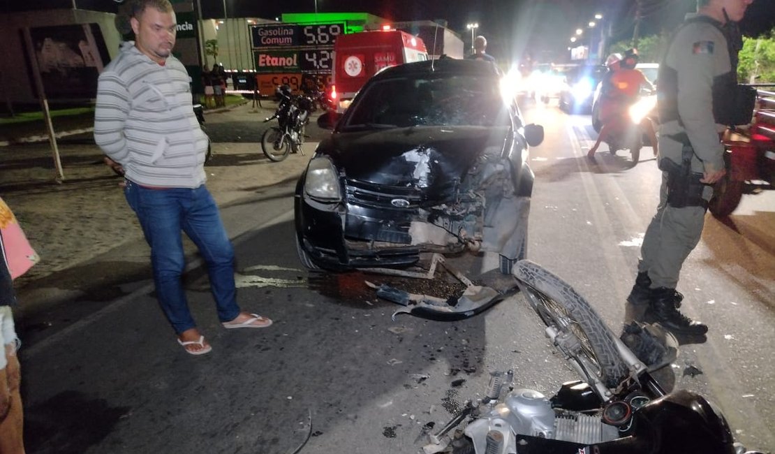 Colisão entre carro e moto deixa idoso gravemente ferido na AL-115, em Arapiraca