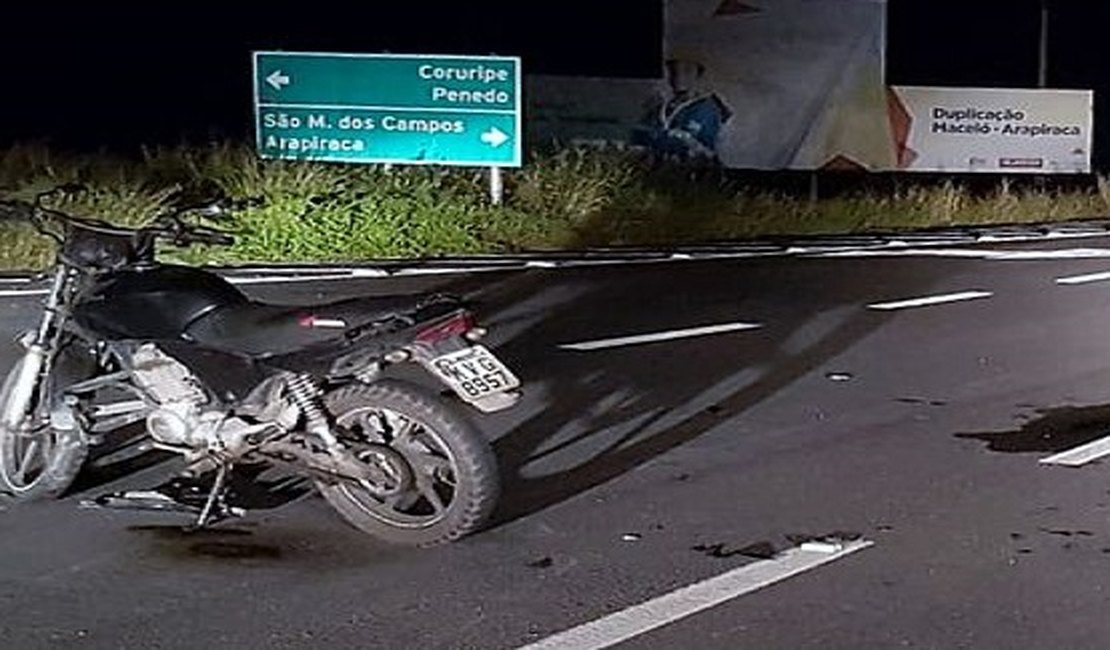 Após cair de moto, casal morre atropelado por carro em rodovia AL-101