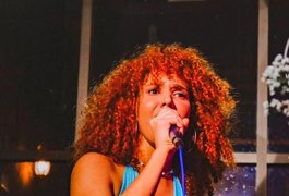 Alagoana Lavy Menezes canta Marisa Monte em especial no Som do Beco, Jaraguá