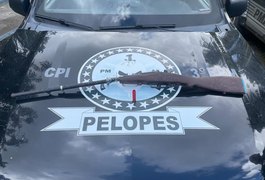 Jovem de 18 anos é preso ao ser flagrado com espingarda dentro de bar em Arapiraca