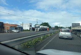 Colisão entre carro e carreta carregada com álcool deixa uma pessoa ferida na AL 101