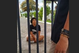 Vídeo. Jovem entra no cemitério para contar a Lenda da Mulher da Capa Preta e fica presa no local