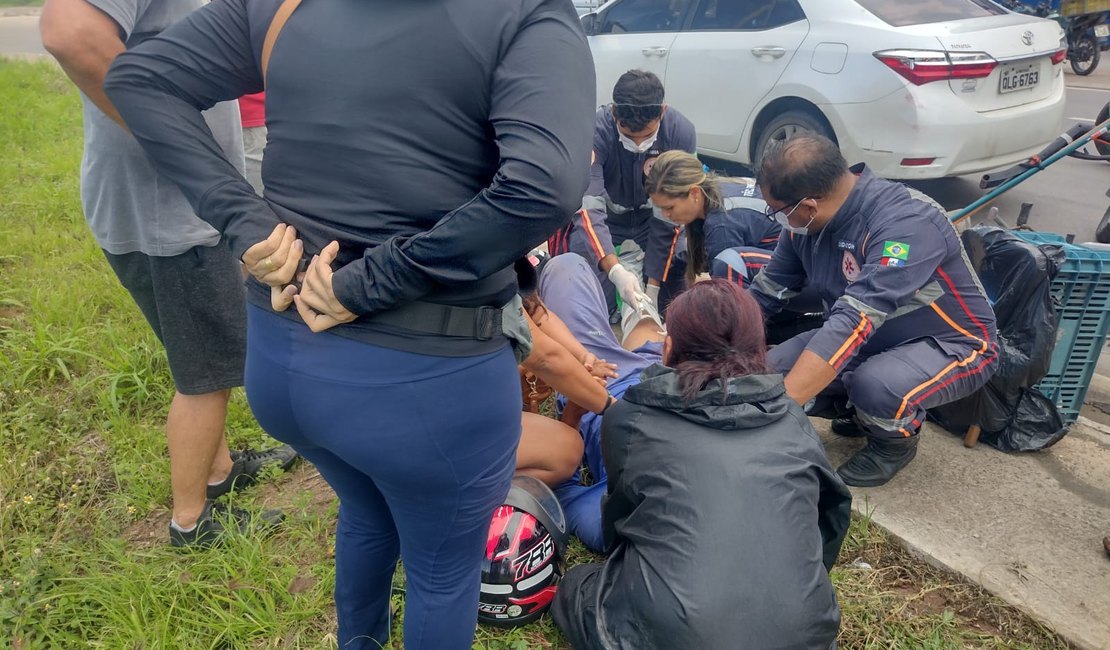 Jardineiro a caminho do trabalho é 'fechado' no trânsito e atinge carro em Arapiraca