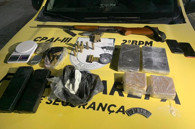 PM apreende duas armas de fogo e 5kg de drogas em São José da Laje