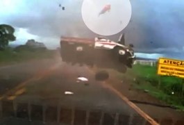 [Vídeo] Passageiro é arremessado de caminhonete durante acidente e sobrevive