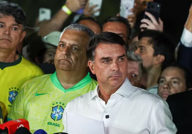 PL, partido de Flávio Bolsonaro, reconhece resultado da eleição, mas cobra esclarecimentos