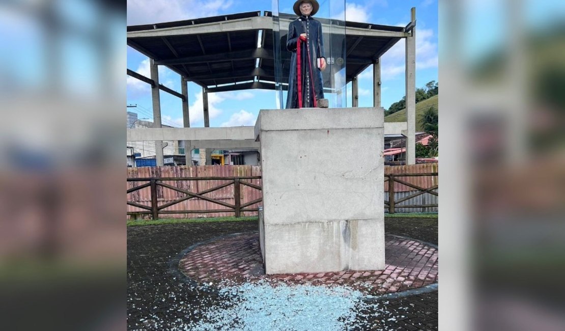 Câmera flagra homem atirando paralelepípedo em estátua de Padre Cícero, em Viçosa