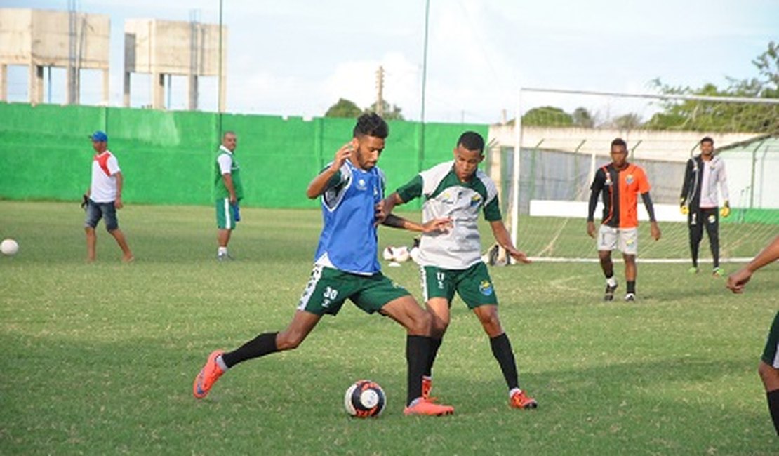 Técnico do Coruripe faz última atividade antes de jogo de volta contra o Miguelense