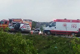 Veículo colide com carreta, uma pessoa morre e outras ficam feridas, na BR 101