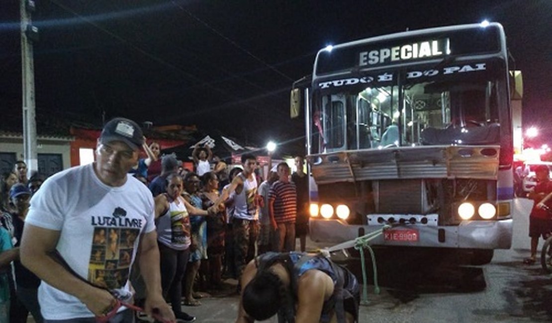 VÍDEO. Strongwoman Socorro Oliveira realiza desafio e faz alegria do público no Bosque