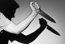 Mulher é puxada pelos cabelos e esfaqueada após ser perseguida por ex-companheiro, em Maceió