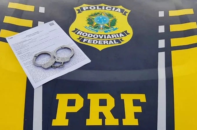 Ação da PRF prende homem com mandado de prisão em aberto por roubo, em rodovia alagoana