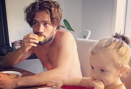 Rafael Cardoso surge descabelado em foto ao lado da filha