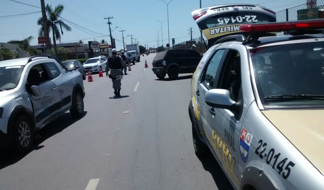 Colisão envolvendo dois carros deixa trânsito lento na Rodovia José Alexandre