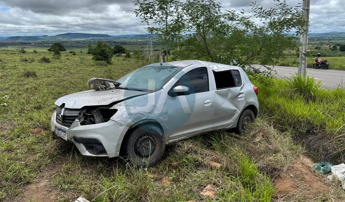 Carro com cinco ocupantes capota e duas pessoas são socorridas em Arapiraca