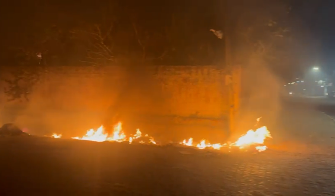 VÍDEO: Área com lixo é queimada no bairro Jardim Tropical e situação gera incômodo