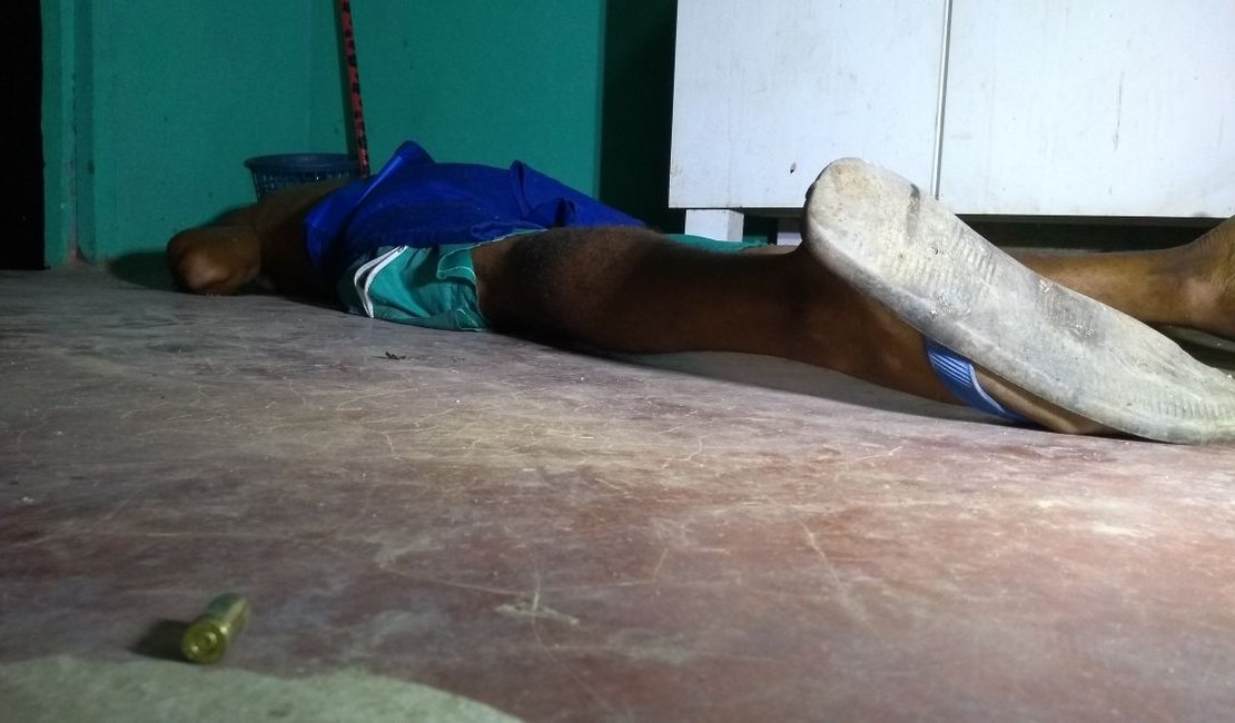 Dupla invade casa e mata homem na cozinha, em Arapiraca