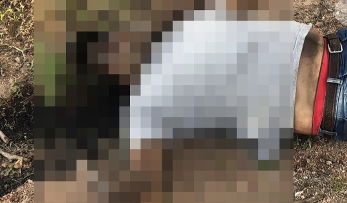 Corpo em estado de decomposição é encontrado em sítio