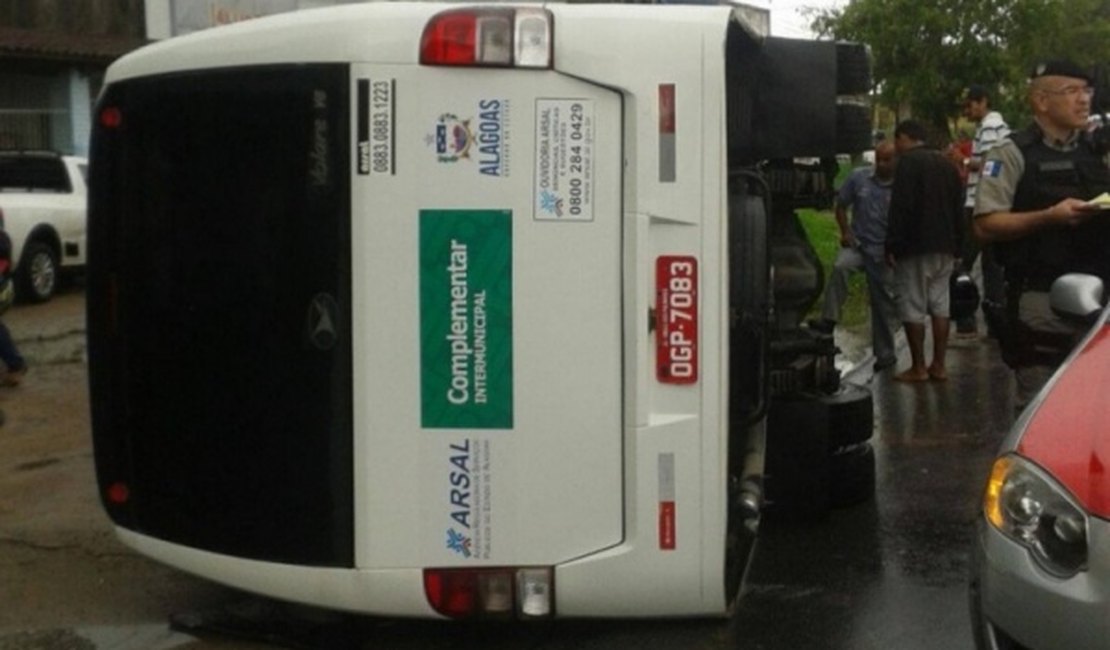 Mulher morre esmagada após micro-ônibus tombar na BR 104
