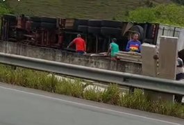 Condutor fica ferido após carreta que transportava móveis tombar na BR 101, em Teotônio Vilela