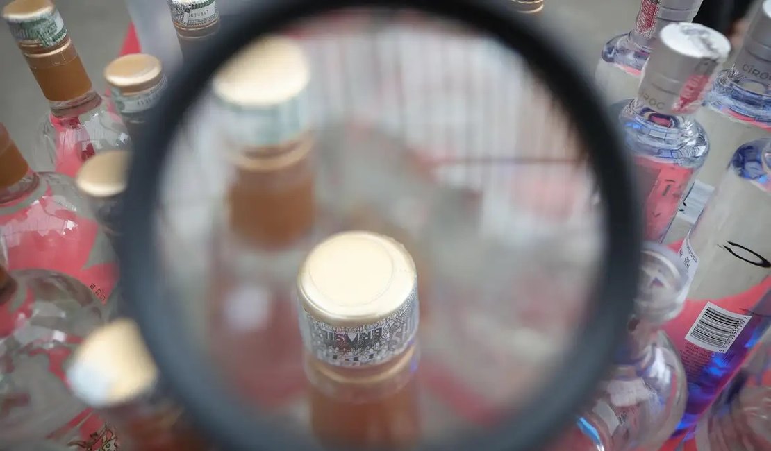 Polícia faz operação em adega suspeita de vender bebida adulterada
