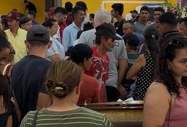 Multidão se reúne, em Ginásio de Coité do Nóia, para velar corpos das vítimas de acidente com romeiros