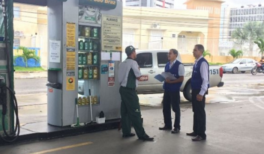 Governador diz que ações do Procon para baixar gasolina serão permanentes