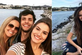 Camila Queiroz curte férias com namorado e sogra em Florianópolis, SC