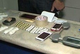 Mãe, esposa e irmã de suspeito são presas com drogas dentro de casa
