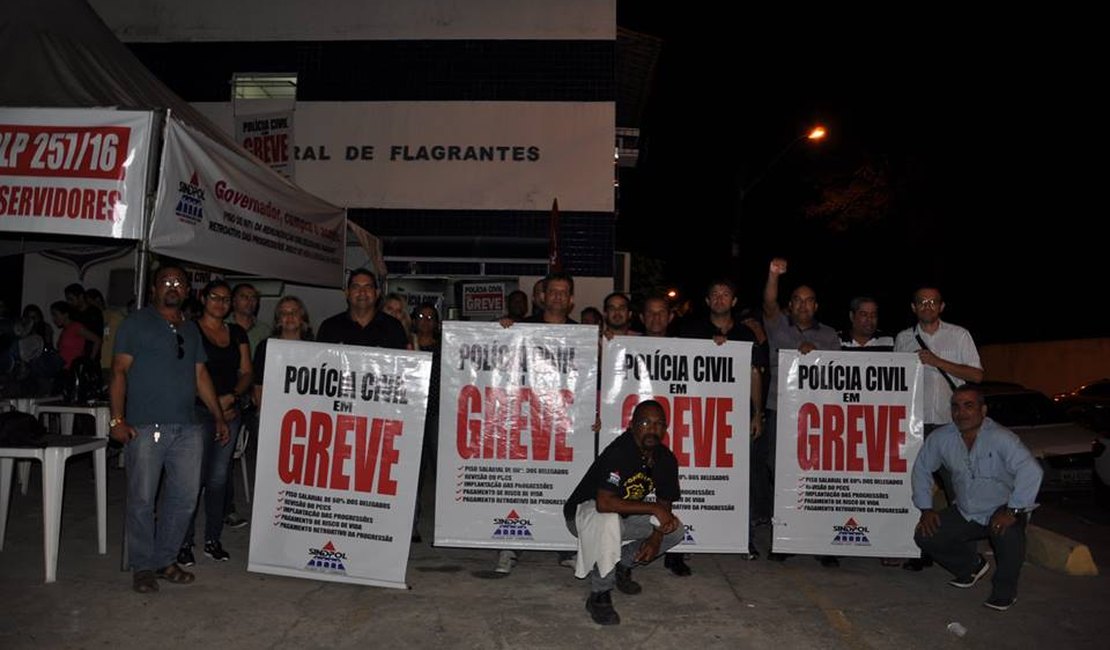 Policiais civis acampam em frente à Central de Flagrantes, em Maceió