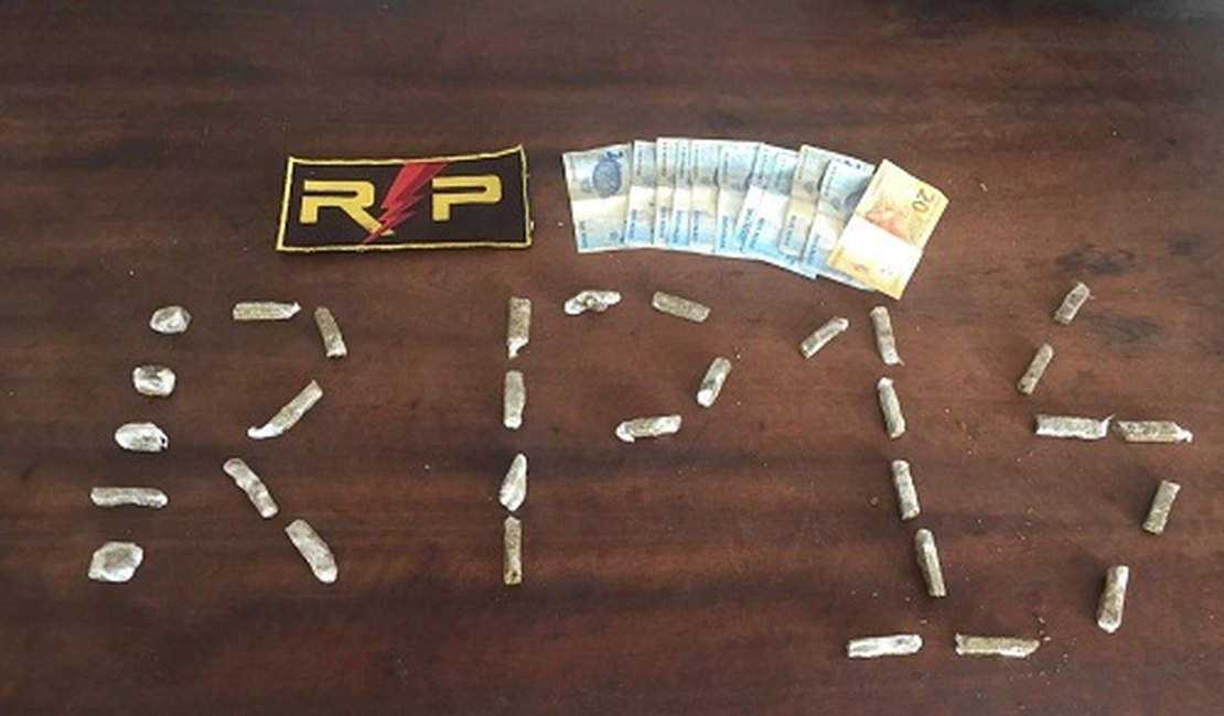 Adolescente é apreendido com cerca de 30 bombinhas de maconha em Arapiraca