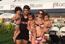 Dani Souza posa de biquíni com Dentinho e os três filhos