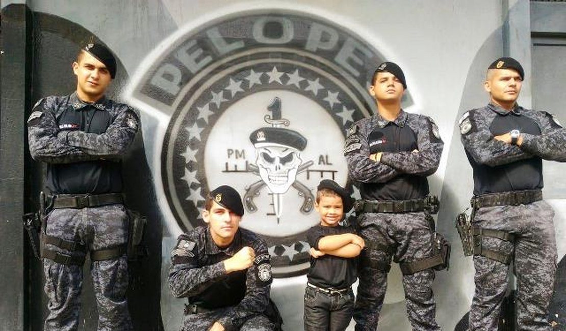 Garoto de 4 anos comemora aniversário com visita à sede do 3º BPM, em Arapiraca