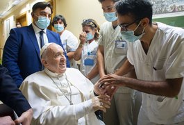 Papa Francisco ficará no hospital por mais alguns dias, diz Vaticano