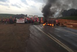 Manifestantes interditam rodovia BR-101 em Messias, Alagoas