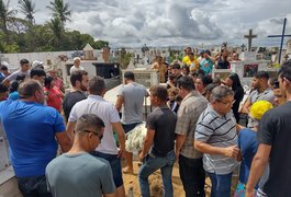 Grande número de pessoas acompanha sepultamento de professora que morreu em acidente entre moto e carretas em Arapiraca