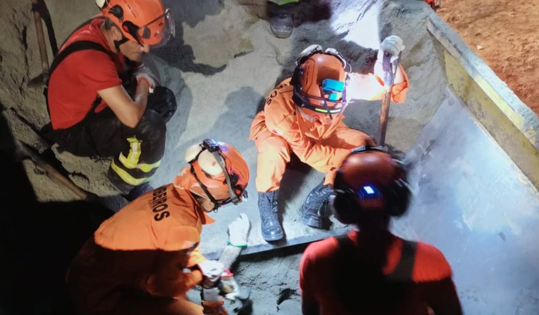 VÍDEO: Trabalhador morre asfixiado após ser 'engolido' pela areia em obra, em Maceió