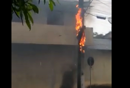 Bombeiros apagam fogo em poste, na Avenida Vicente Nunes, próximo ao shopping