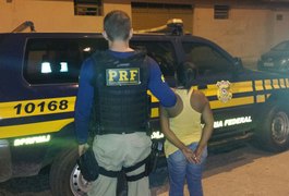 Estudante de nutrição é presa por falsificação de documentos, em Delmiro Gouveia