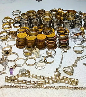 Homem que faz 'caça ao tesouro' com detector de metal na praia quer lucrar R$ 1 milhão em Balneário Camboriú