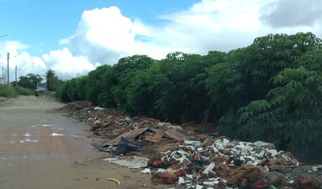 Vídeo. Bairros de Arapiraca sofrem com acúmulo de lixo em ruas e terrenos baldios