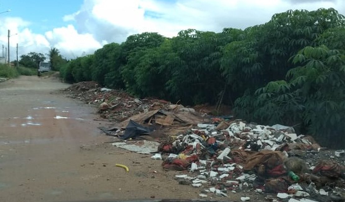 Vídeo. Bairros de Arapiraca sofrem com acúmulo de lixo em ruas e terrenos baldios
