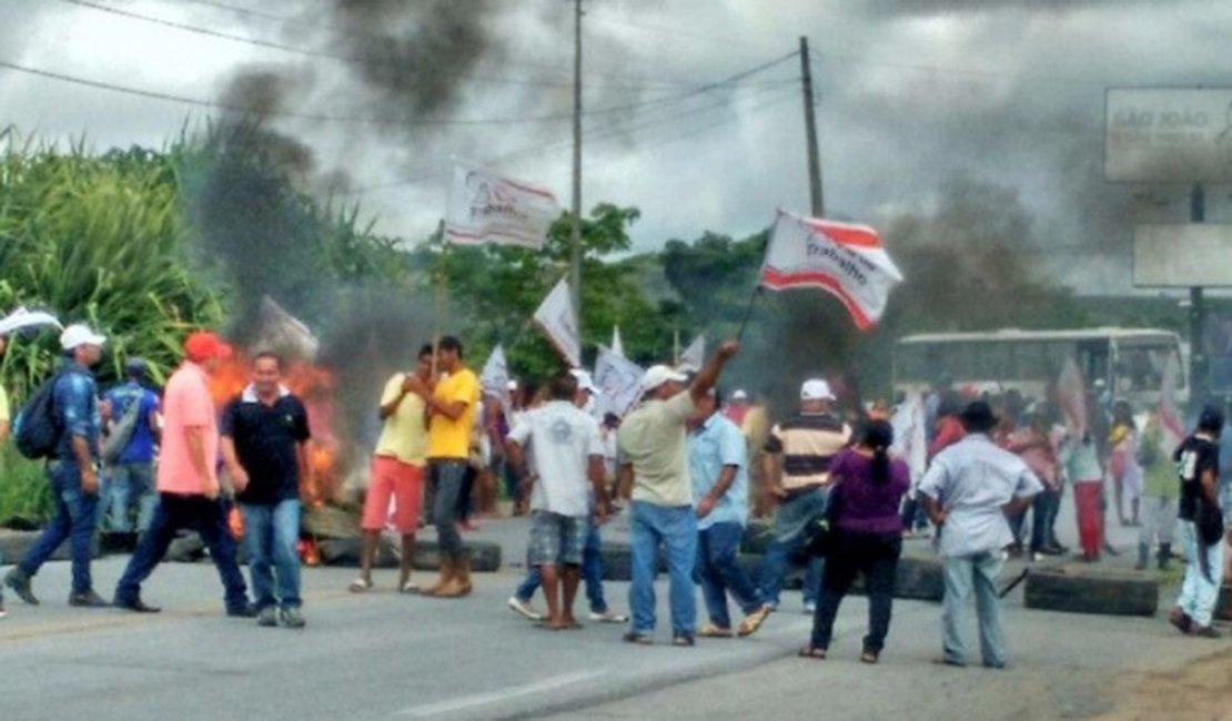 Integrantes de movimentos sociais interditam a BR-101 em São Miguel dos Campos