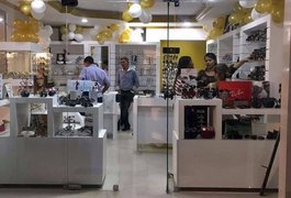 Dupla armada rouba 300 relógios em assalto a joalheria