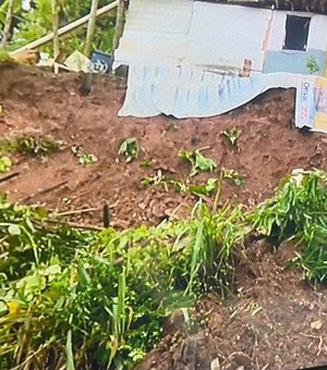 Deslizamento de barreira destrói casa e deixa família desabrigada em Maceió