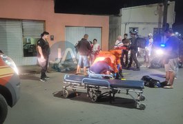 Acidente deixa dois feridos após motociclista invadir contramão e bater em moto com casal e criança, em Arapiraca