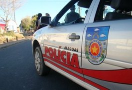 Polícia prende três homens e uma mulher por porte ilegal de arma de fogo em Maceió