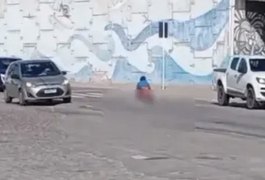 Mulher chama atenção ao usar faixa de pedestres para necessidades fisiológicas em Marechal Deodoro